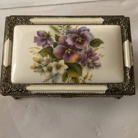 Beautiful Hand Painted Vintage Porcelain Music Box - Picture 7 of 10